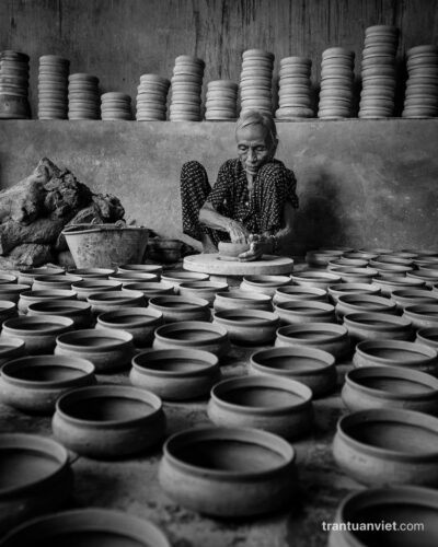Traditional potters in Nghe An province, Vietnam