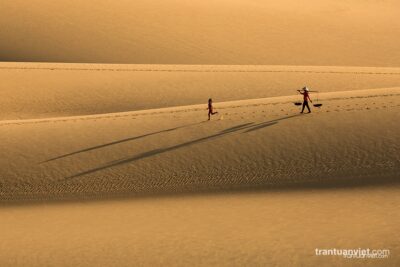 Mother and daughter on the sand dune of Binh Thuan, Vietnam